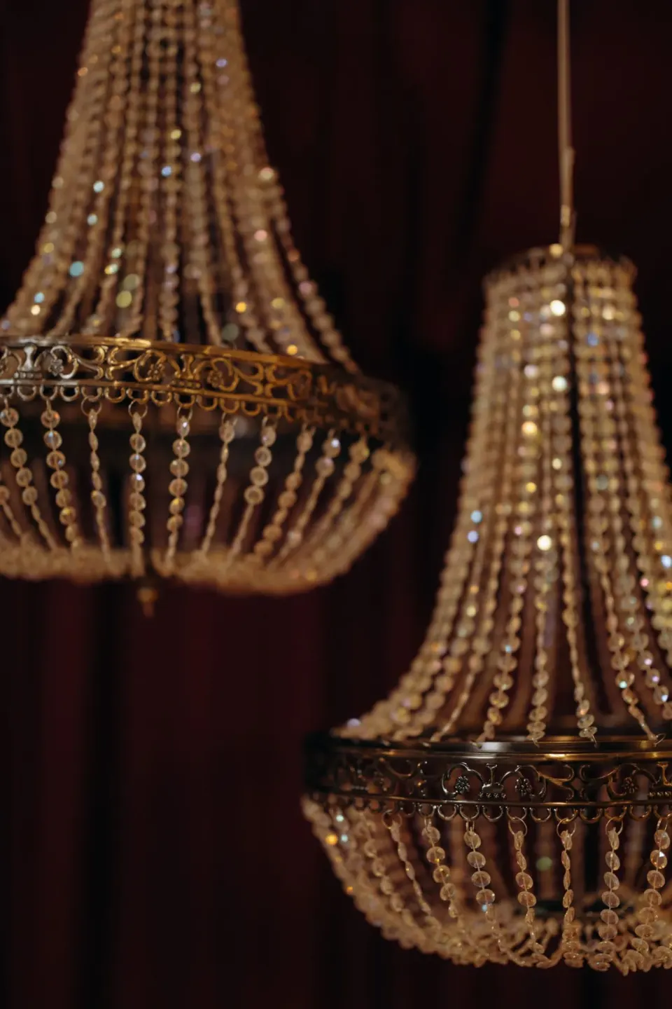 Candelabre de cristal pe fundal de catifea bordo